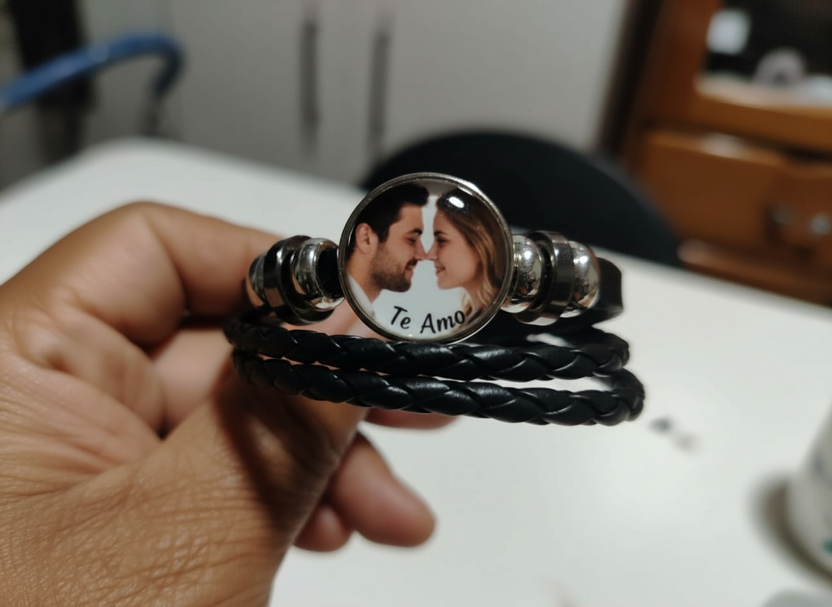 Firefly_Gemini Flash_Genera una imagen que muestre el centro del brazalete sublimado con el rostro de un h 951928